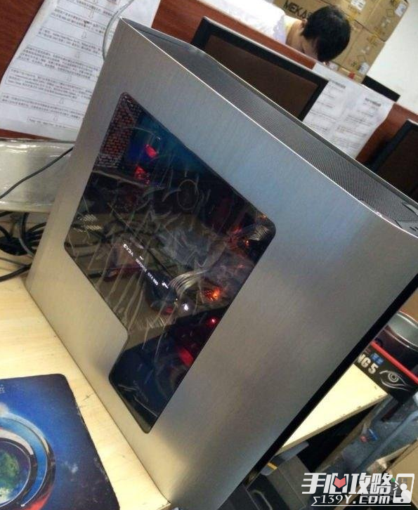 英雄联盟LOL主播小智晒新电脑 亮点却是他桌上的显示器8